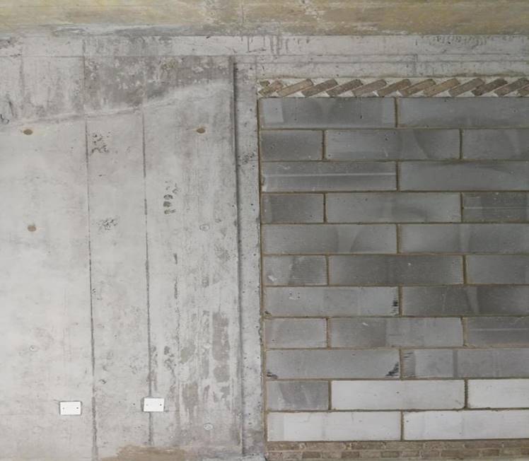 砼墙设置抹灰压槽,保证砌体抹灰后与砼墙交接处平整度